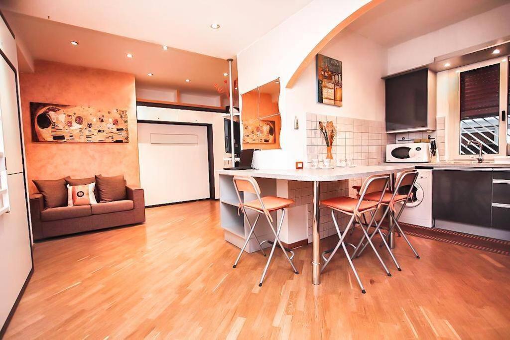 Petite Home In Рим Екстериор снимка